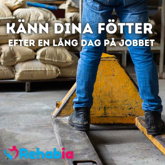 Person står och arbetar i lager där Rehabias skoinlägg ger ökad komfort och avlastning under långa arbetsdagar.