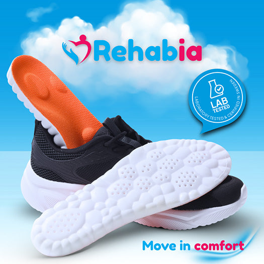 Orange och vita skoinlägg i sneakers med undersidan synlig, med moln i bakgrunden som förmedlar komfort och lätt gång